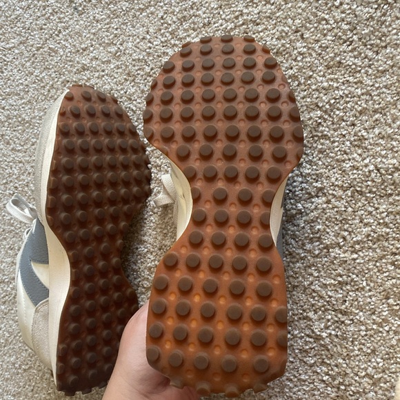 New Balance 327 Sneakers W9.5/M8 in Moonbeam & Grey - Picture 12 of 16